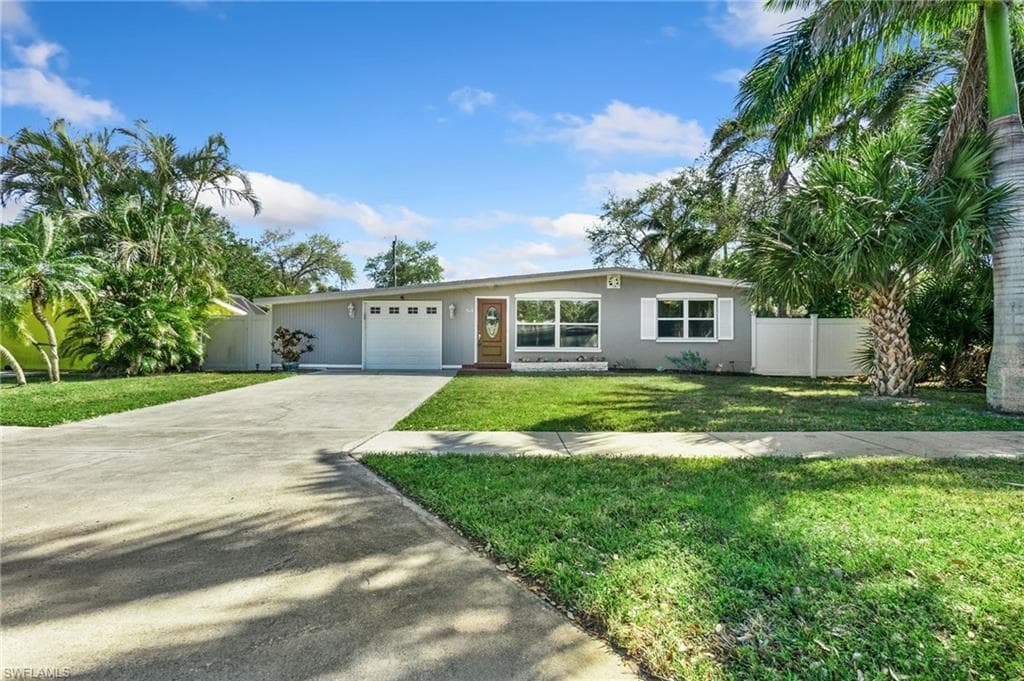 944 22nd Ave N, Naples, FL 34103-23