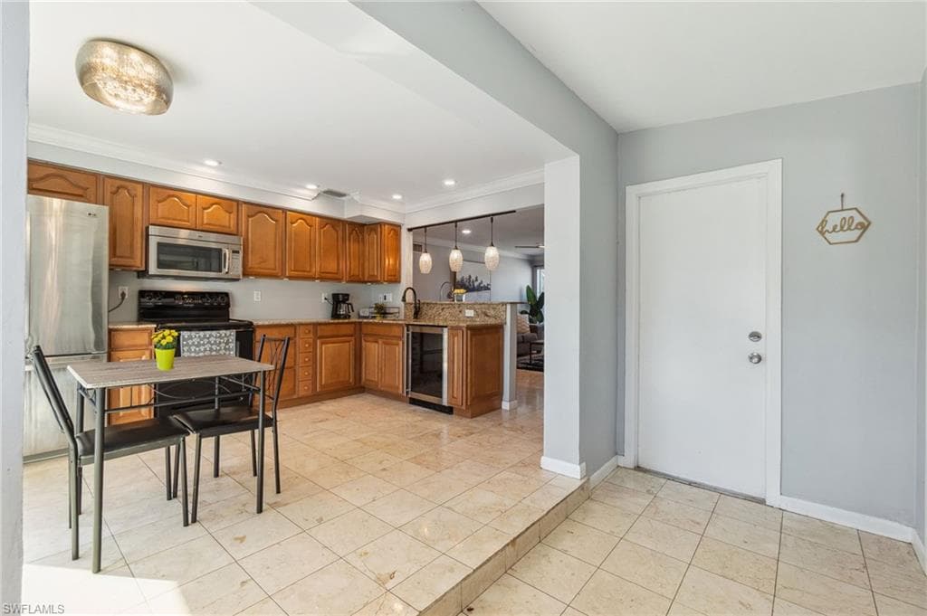944 22nd Ave N, Naples, FL 34103-25