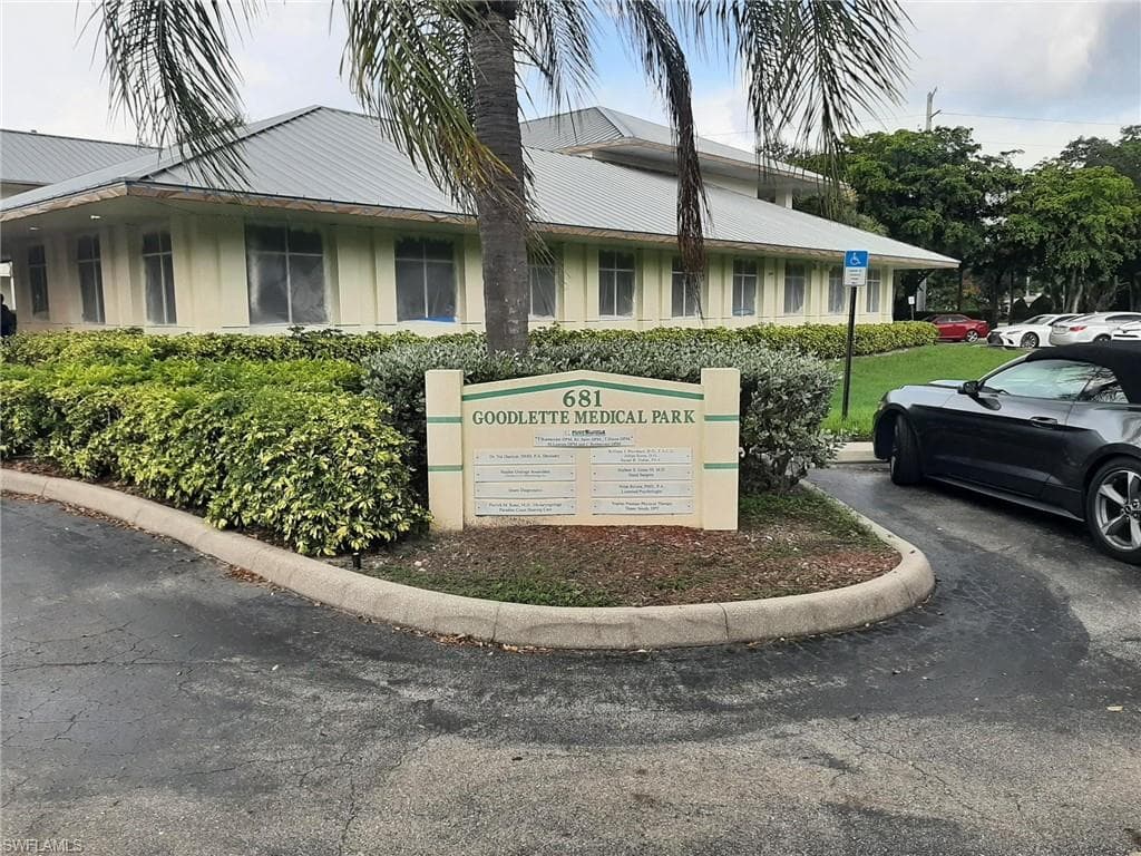 681 Goodlette-frank Rd N 140, Naples, FL 34102-2