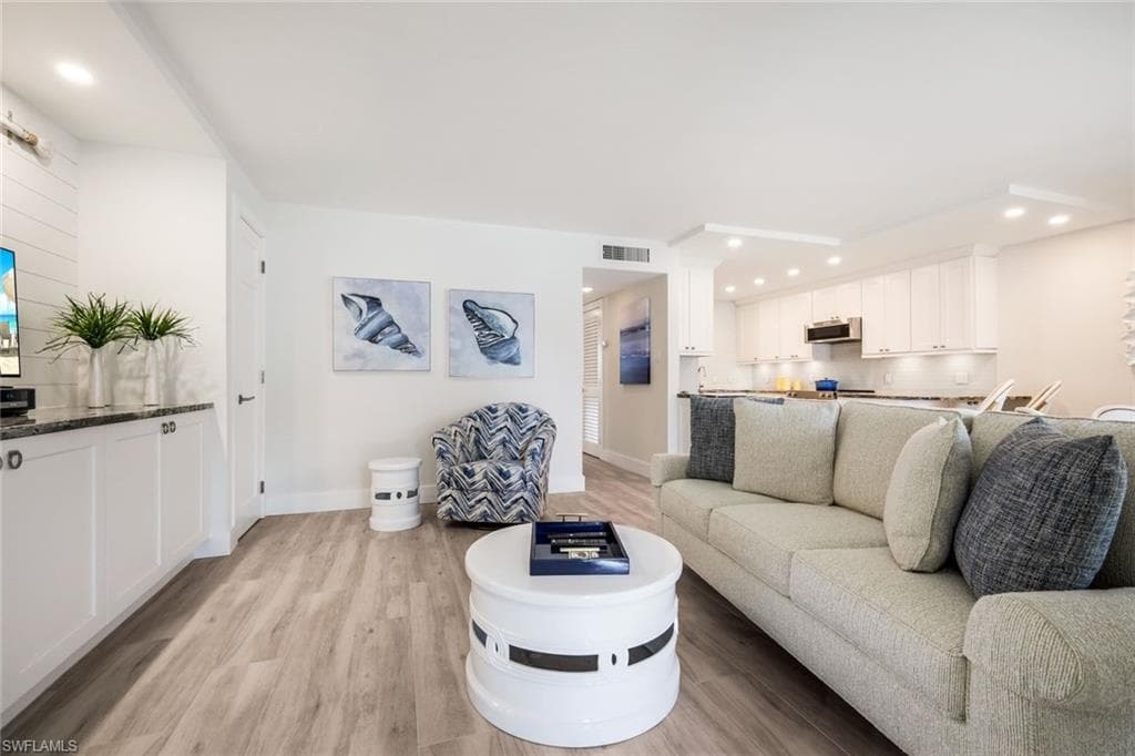 350 Harbour Dr 350, Naples, FL 34103-9