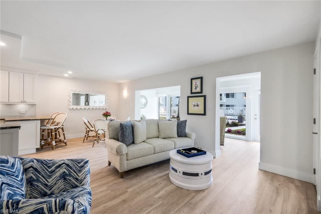 350 Harbour Dr 350, Naples, FL 34103-10
