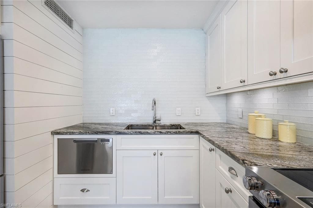 350 Harbour Dr 350, Naples, FL 34103-14