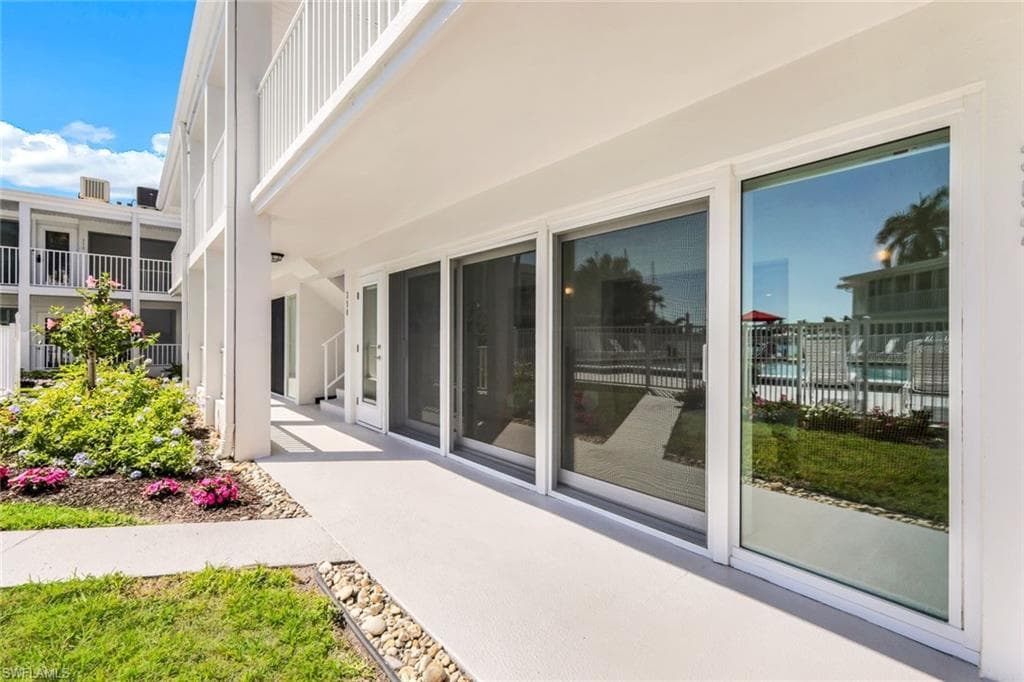 350 Harbour Dr 350, Naples, FL 34103-28