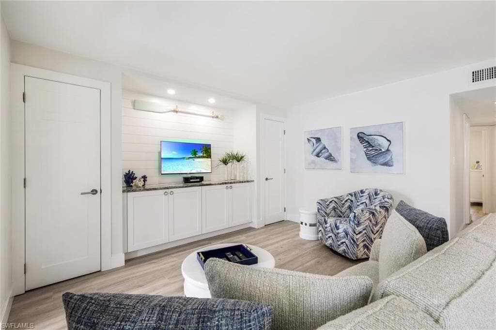 350 Harbour Dr 350, Naples, FL 34103-5