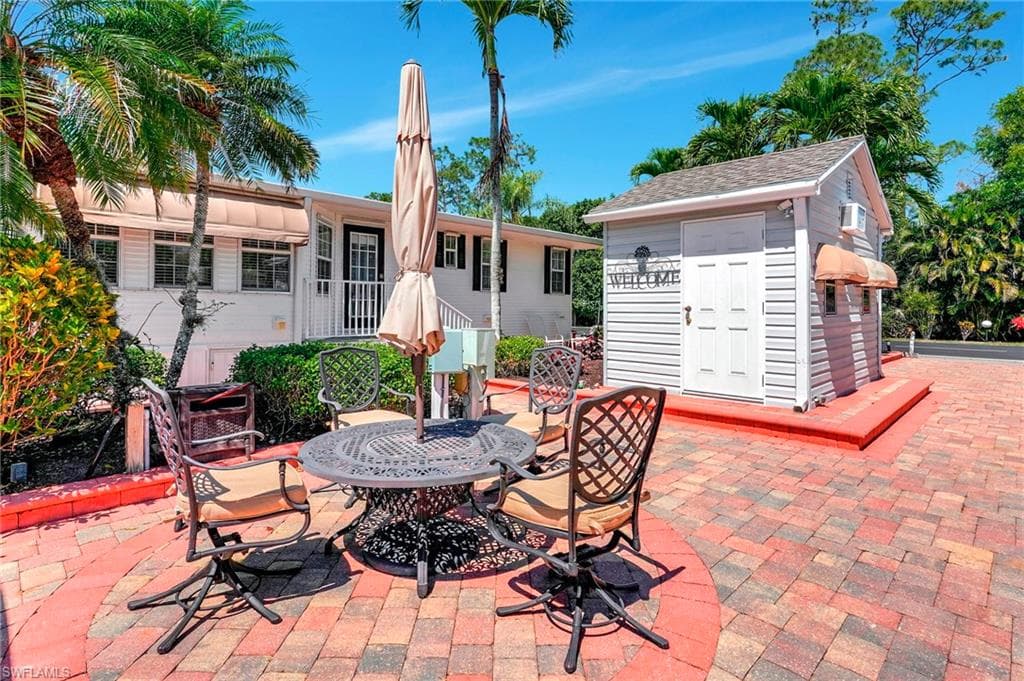 2116 Crystal Lake Dr, Naples, FL 34120-32
