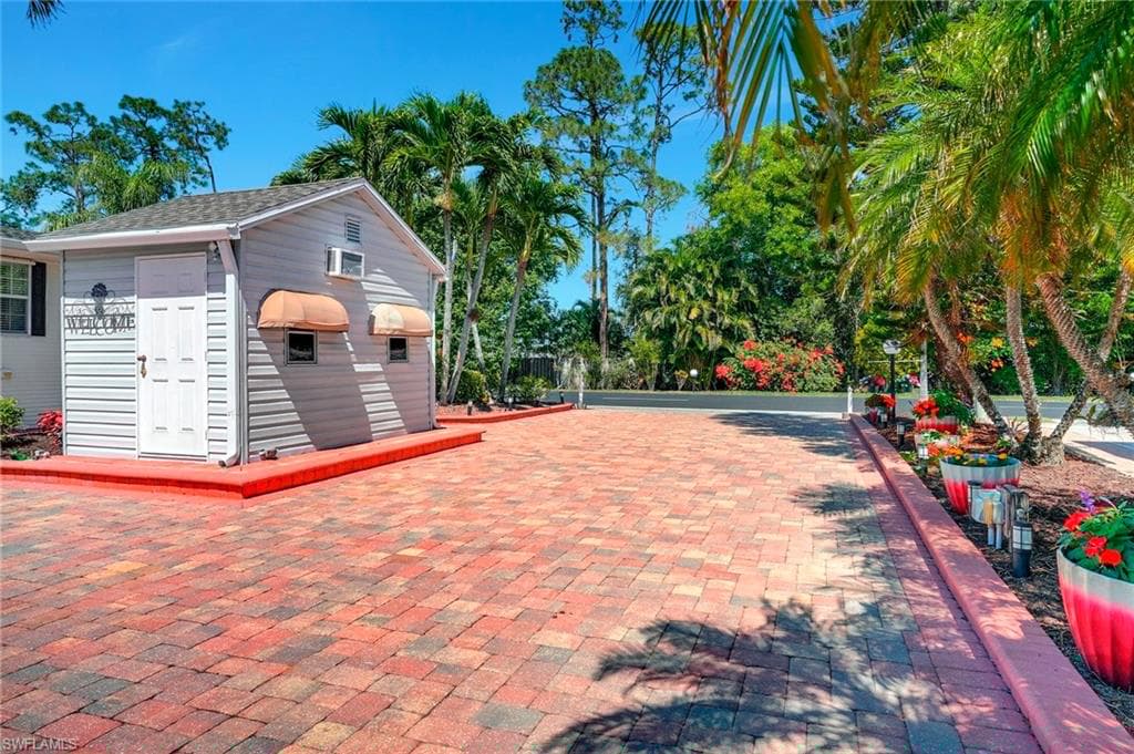 2116 Crystal Lake Dr, Naples, FL 34120-36