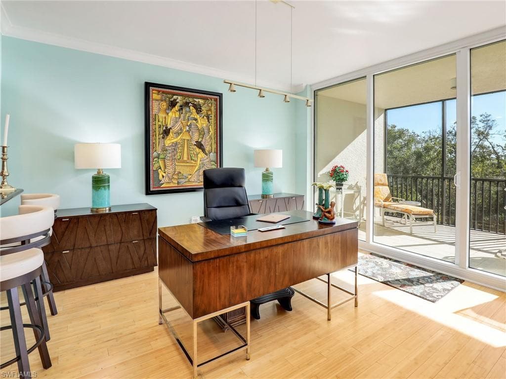455 Cove Tower Dr 303, Naples, FL 34110-11