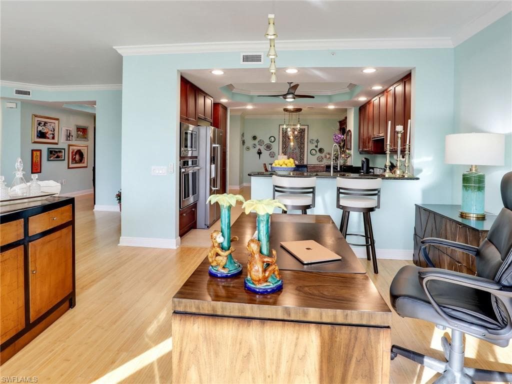 455 Cove Tower Dr 303, Naples, FL 34110-12