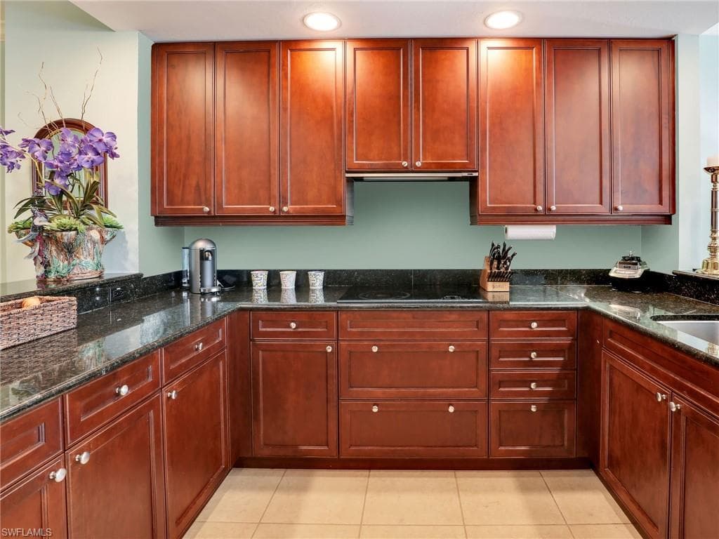 455 Cove Tower Dr 303, Naples, FL 34110-13