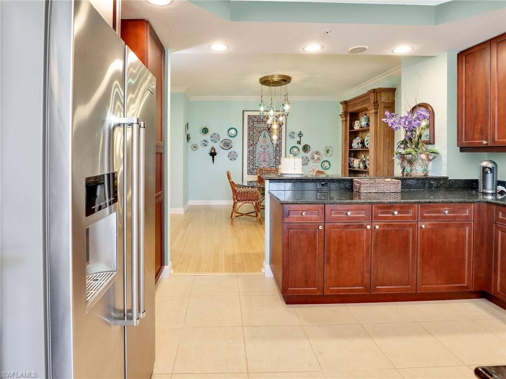 455 Cove Tower Dr 303, Naples, FL 34110-16