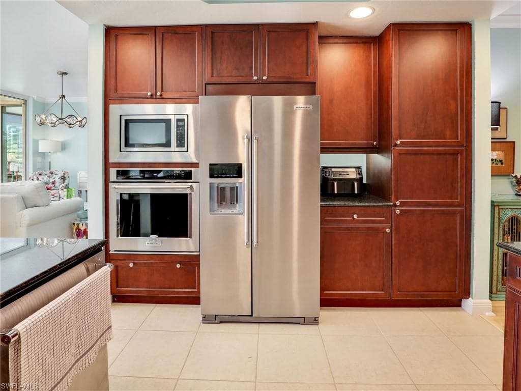 455 Cove Tower Dr 303, Naples, FL 34110-17