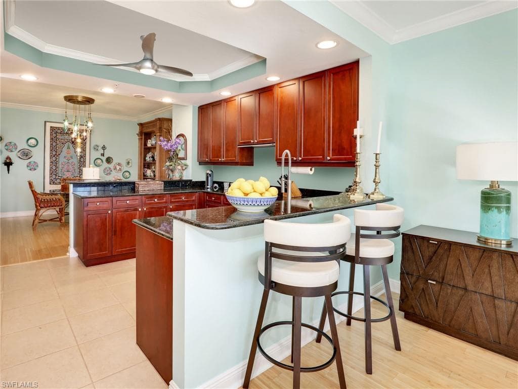 455 Cove Tower Dr 303, Naples, FL 34110-18