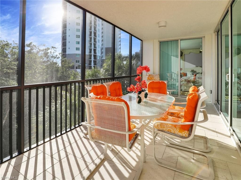 455 Cove Tower Dr 303, Naples, FL 34110-1