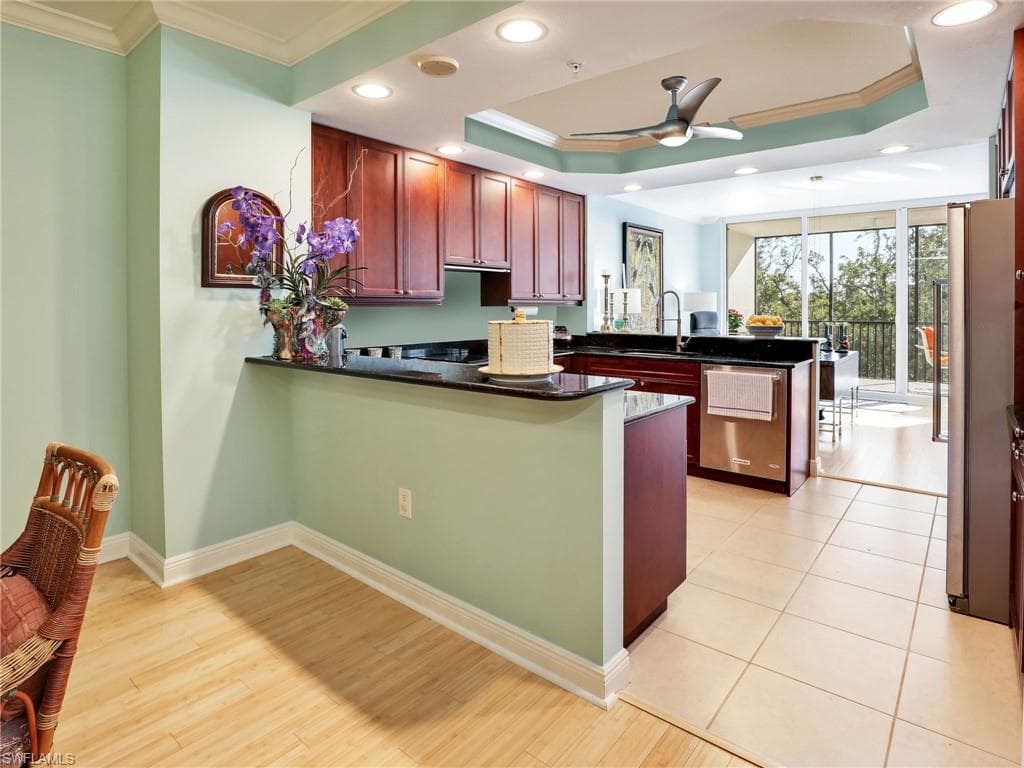 455 Cove Tower Dr 303, Naples, FL 34110-19