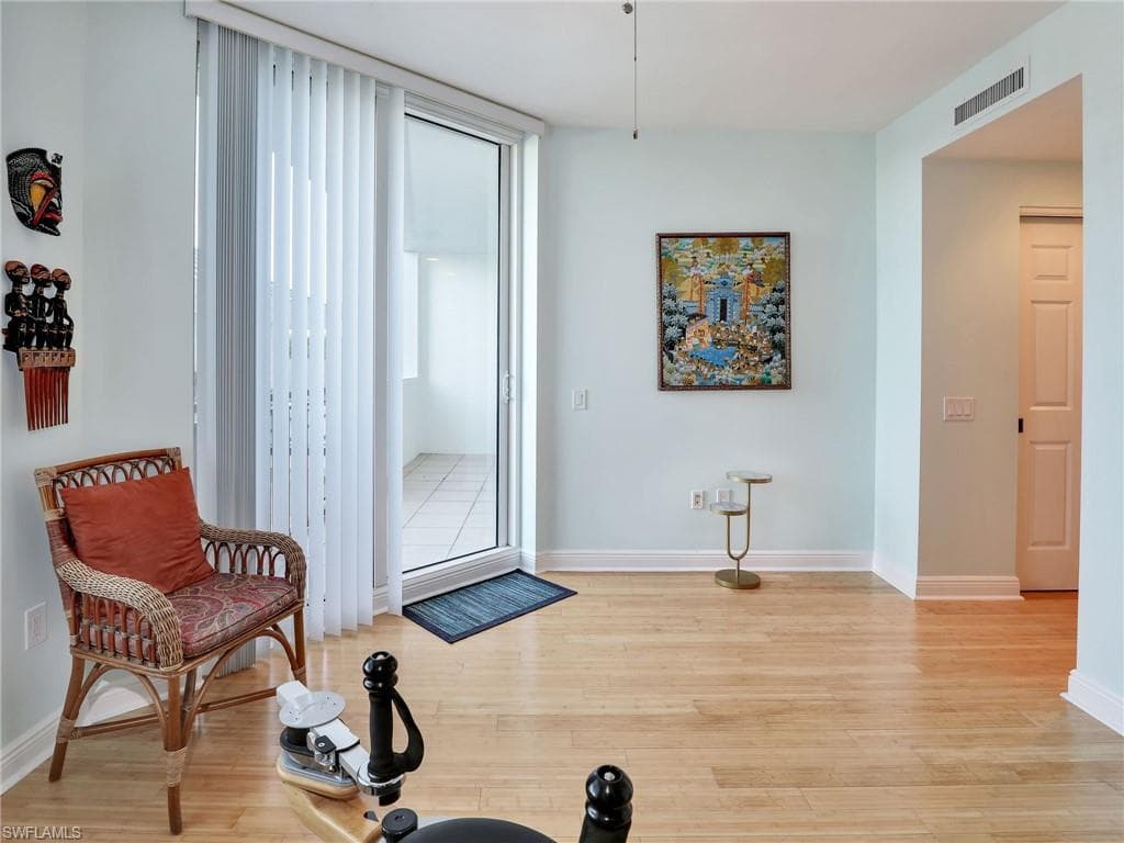 455 Cove Tower Dr 303, Naples, FL 34110-26