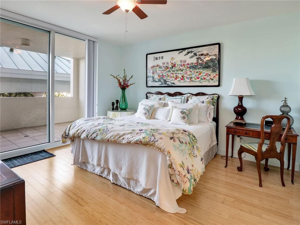 455 Cove Tower Dr 303, Naples, FL 34110-33