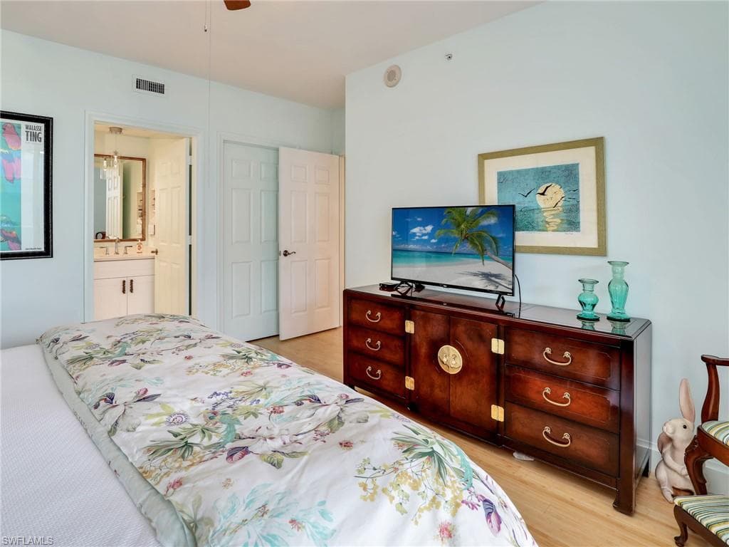 455 Cove Tower Dr 303, Naples, FL 34110-34