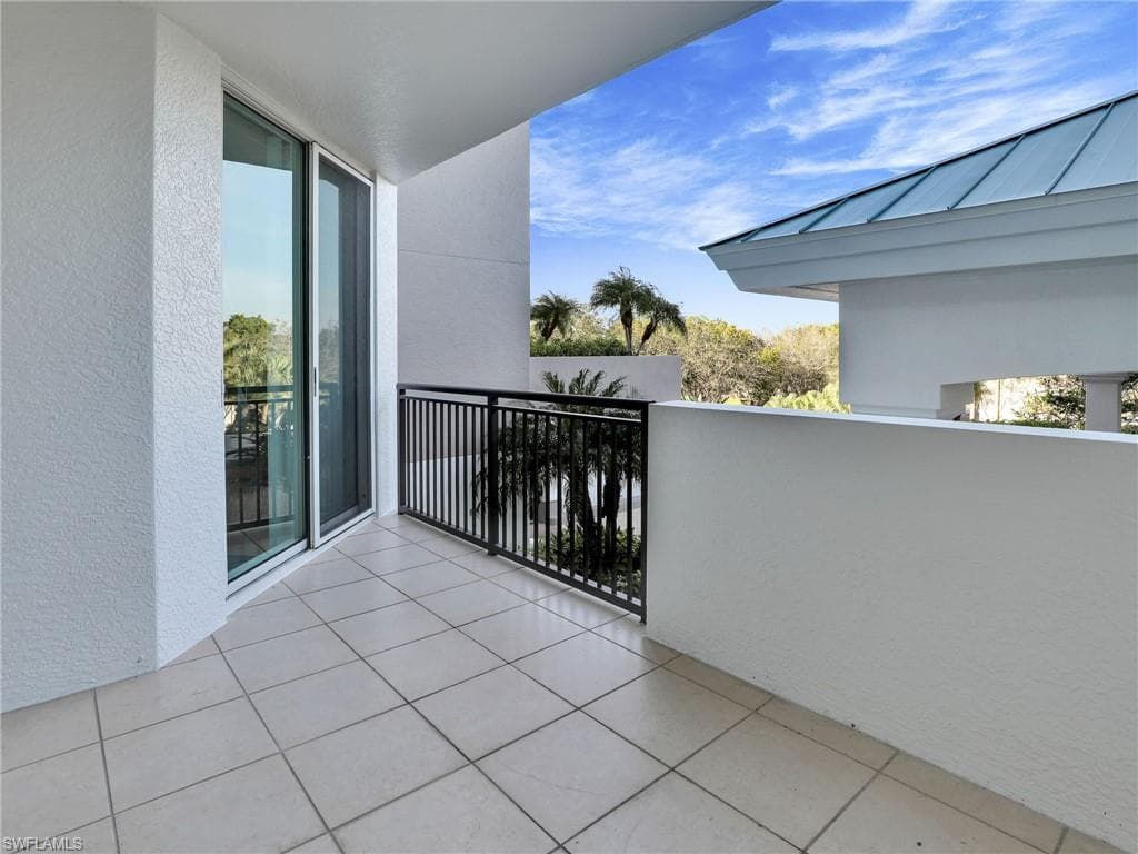 455 Cove Tower Dr 303, Naples, FL 34110-35