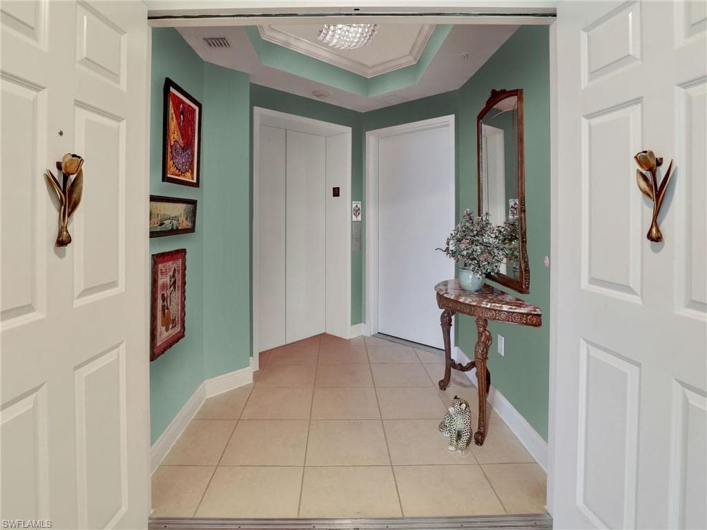 455 Cove Tower Dr 303, Naples, FL 34110-3