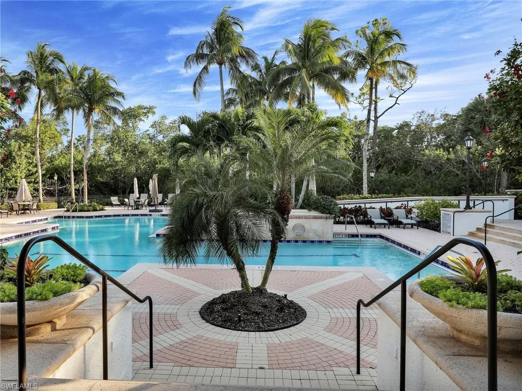 455 Cove Tower Dr 303, Naples, FL 34110-40