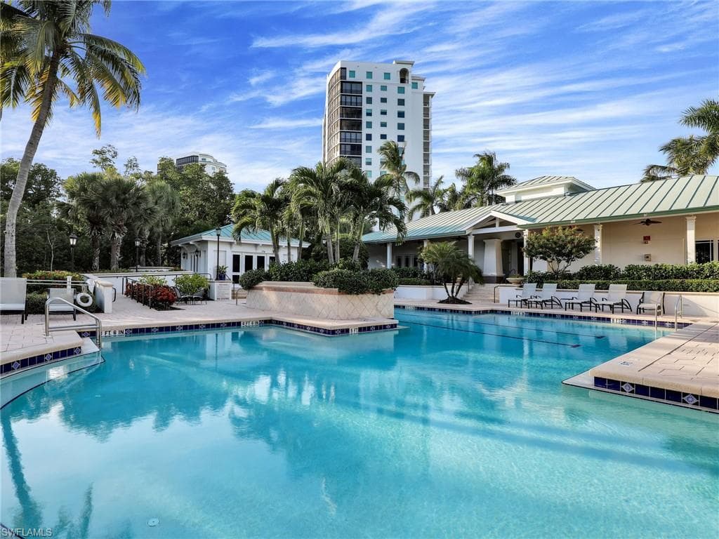 455 Cove Tower Dr 303, Naples, FL 34110-42