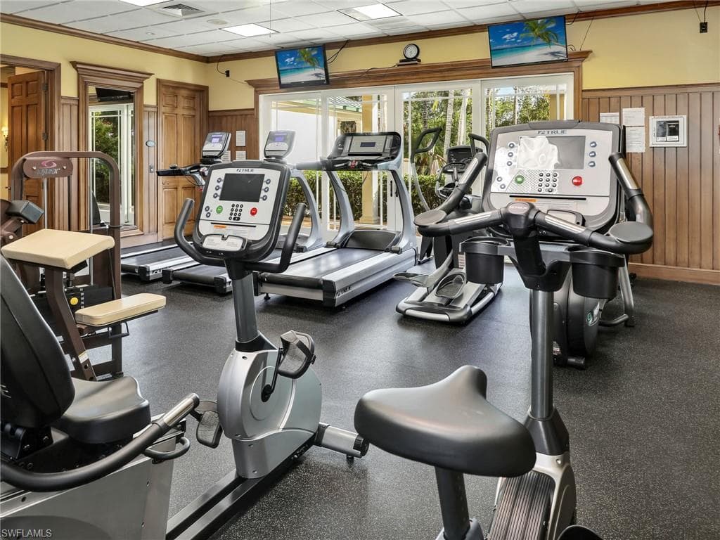455 Cove Tower Dr 303, Naples, FL 34110-43