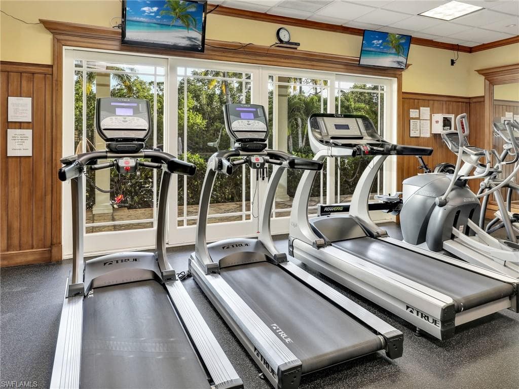 455 Cove Tower Dr 303, Naples, FL 34110-44