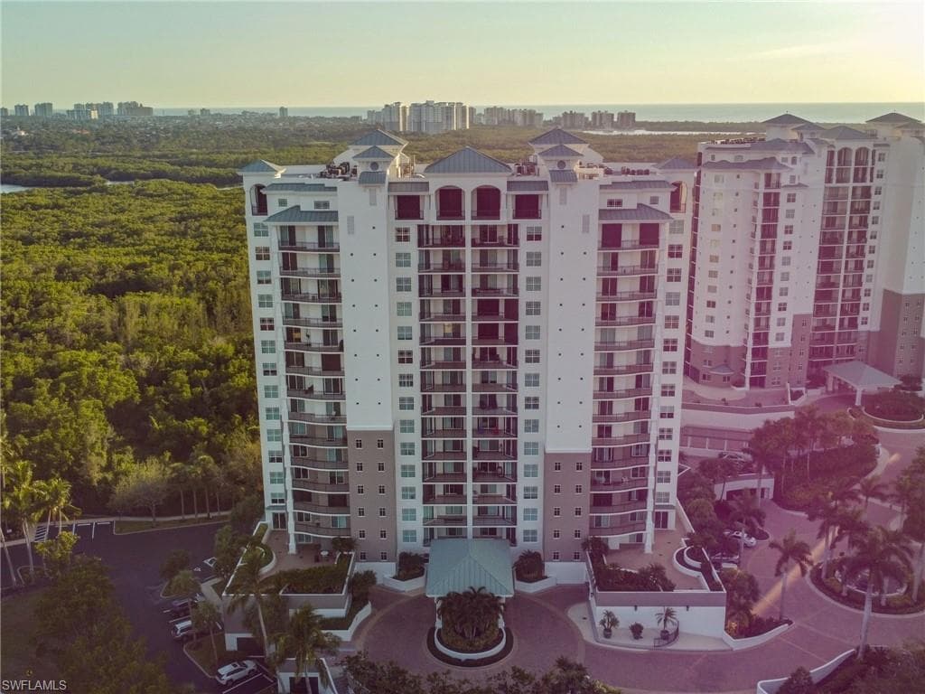 455 Cove Tower Dr 303, Naples, FL 34110-47
