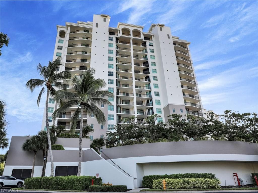 455 Cove Tower Dr 303, Naples, FL 34110-48