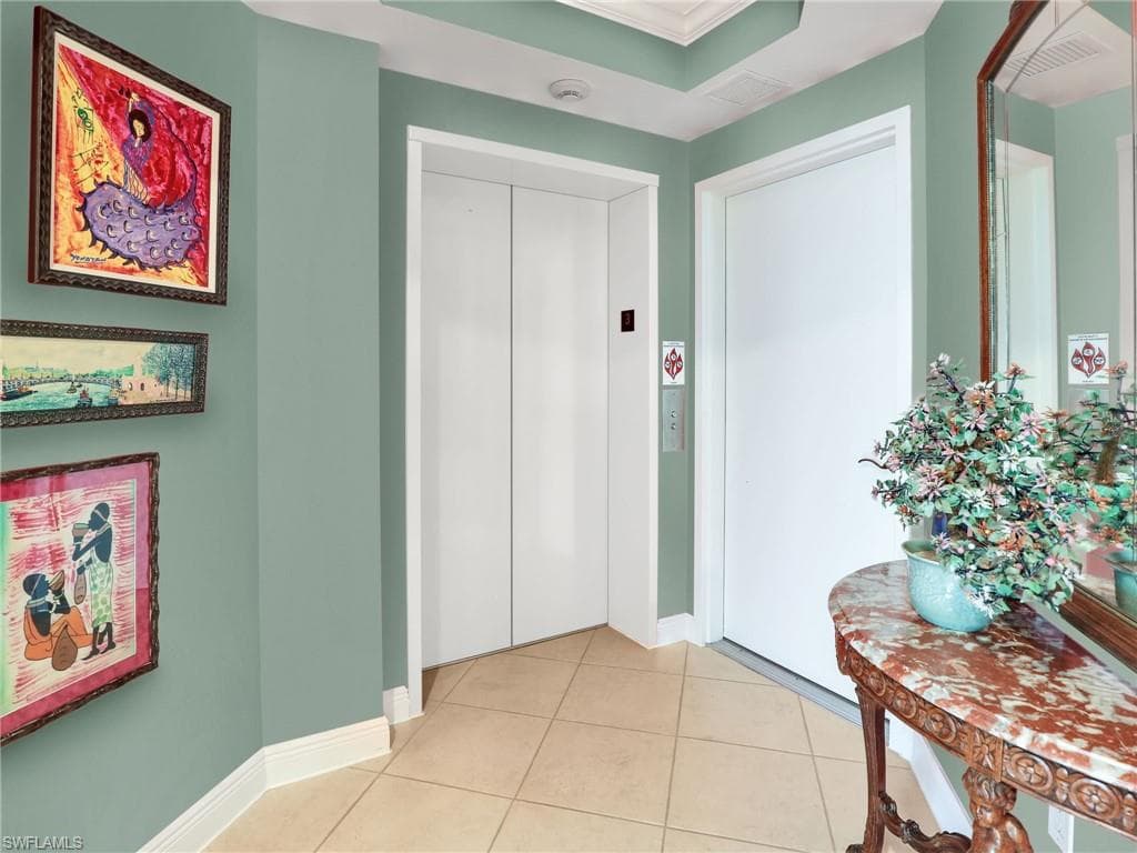 455 Cove Tower Dr 303, Naples, FL 34110-4