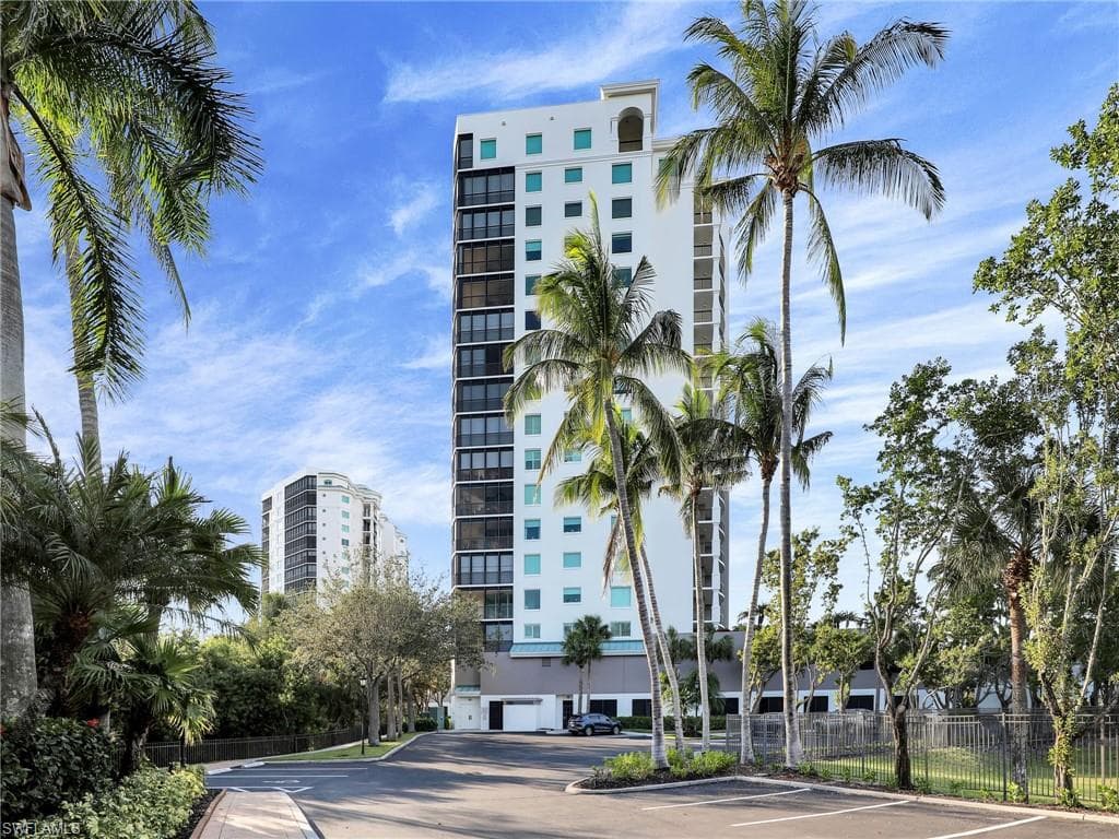 455 Cove Tower Dr 303, Naples, FL 34110-49