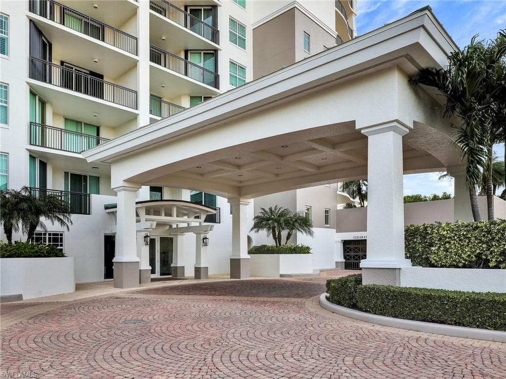 455 Cove Tower Dr 303, Naples, FL 34110-50