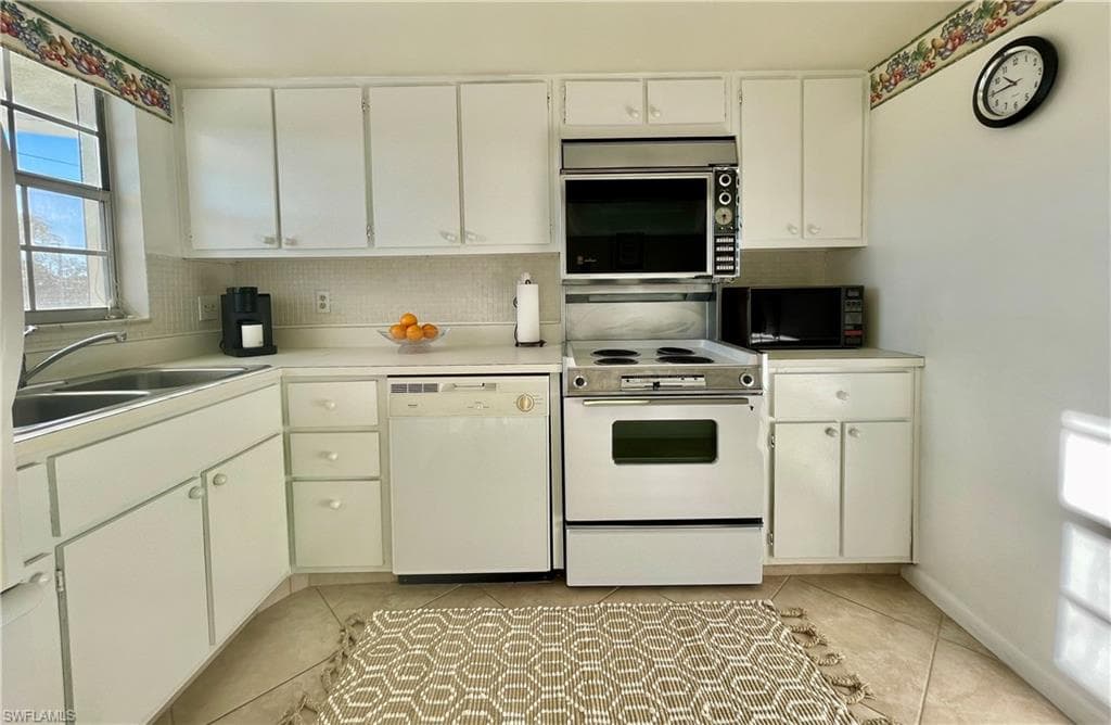 1900 Alamanda Dr 208, Naples, FL 34102-13