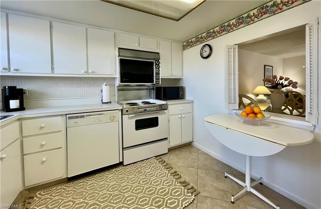 1900 Alamanda Dr 208, Naples, FL 34102-14