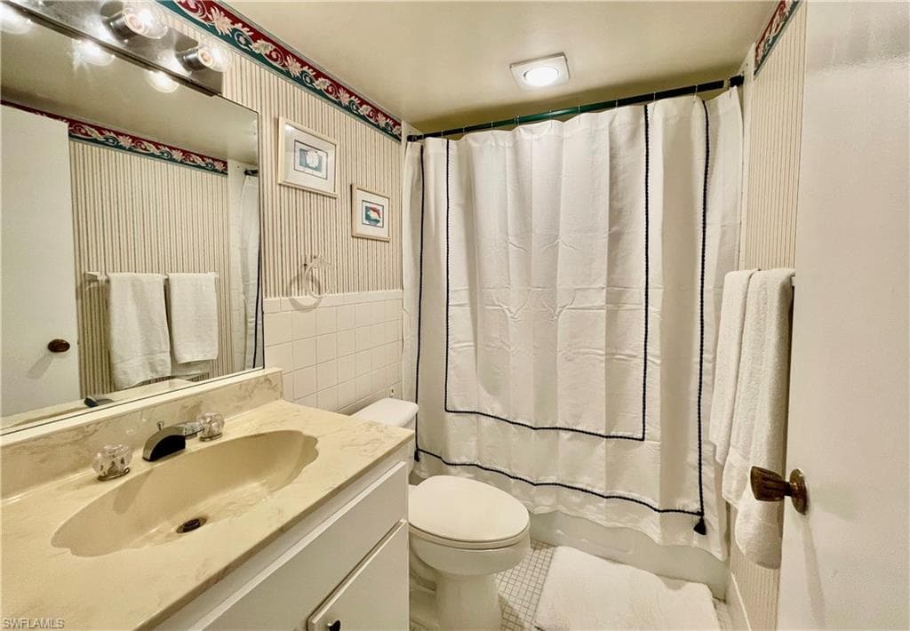 1900 Alamanda Dr 208, Naples, FL 34102-17