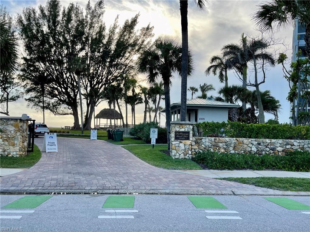 1900 Alamanda Dr 208, Naples, FL 34102-18