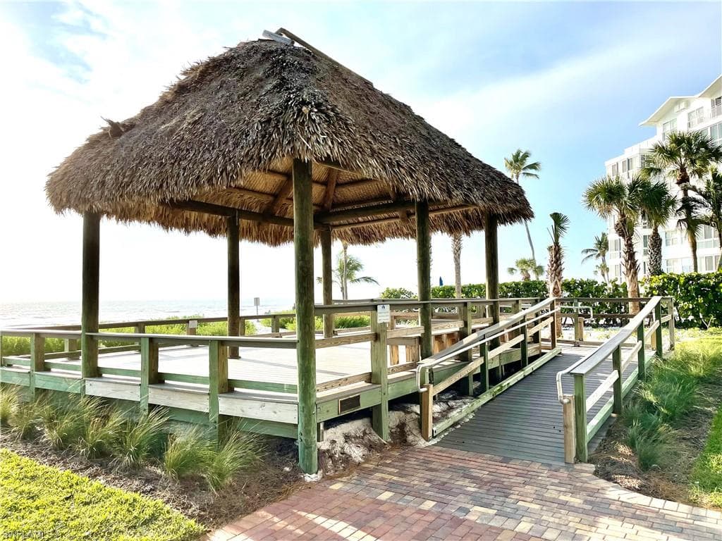 1900 Alamanda Dr 208, Naples, FL 34102-19