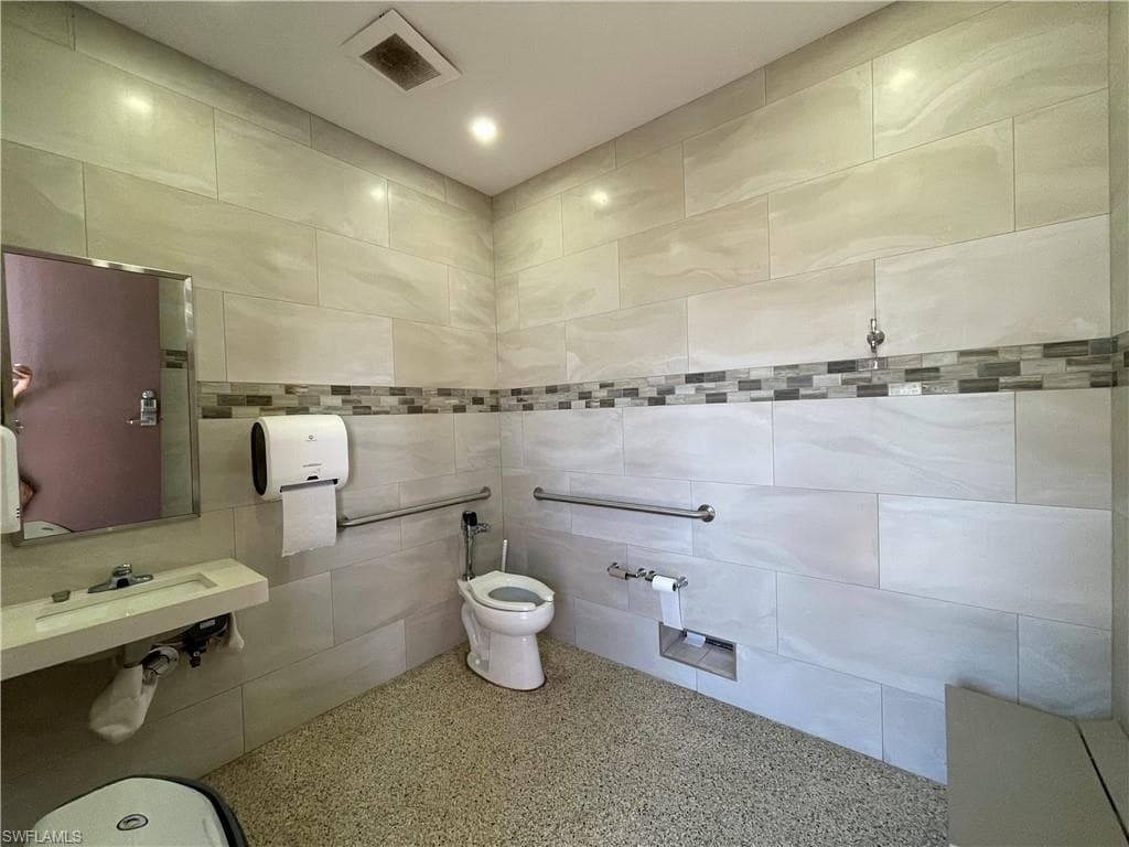 1900 Alamanda Dr 208, Naples, FL 34102-23