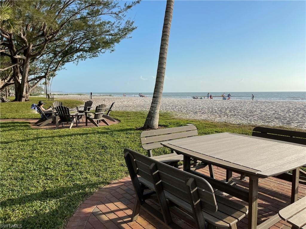 1900 Alamanda Dr 208, Naples, FL 34102-24