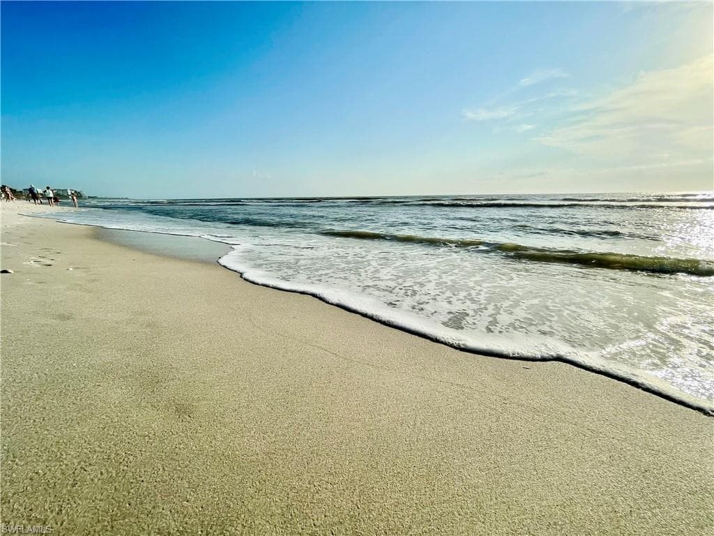 1900 Alamanda Dr 208, Naples, FL 34102-25