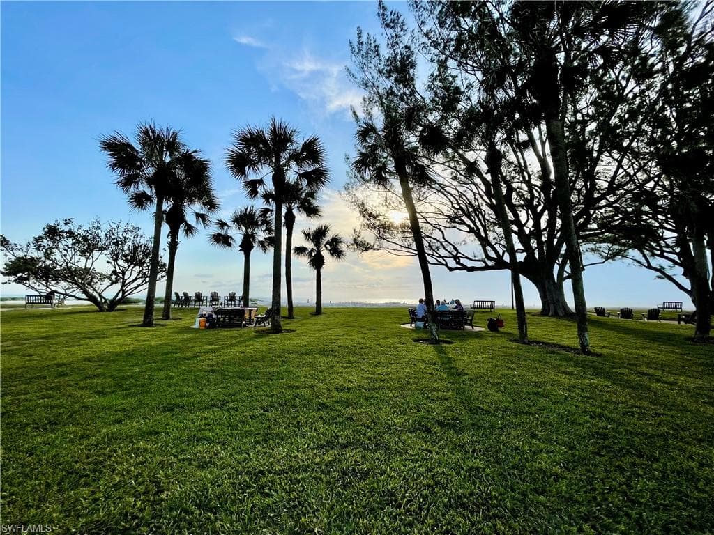 1900 Alamanda Dr 208, Naples, FL 34102-28