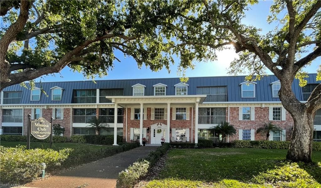 1900 Alamanda Dr 208, Naples, FL 34102-2