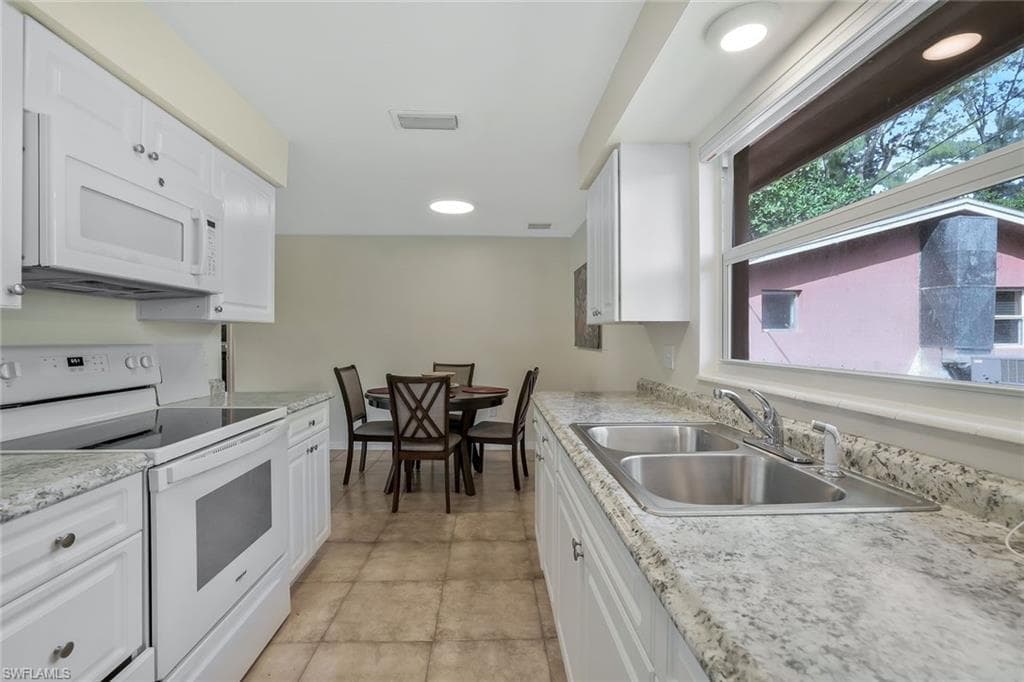 1547 Bembury Dr, Naples, FL 34102-9