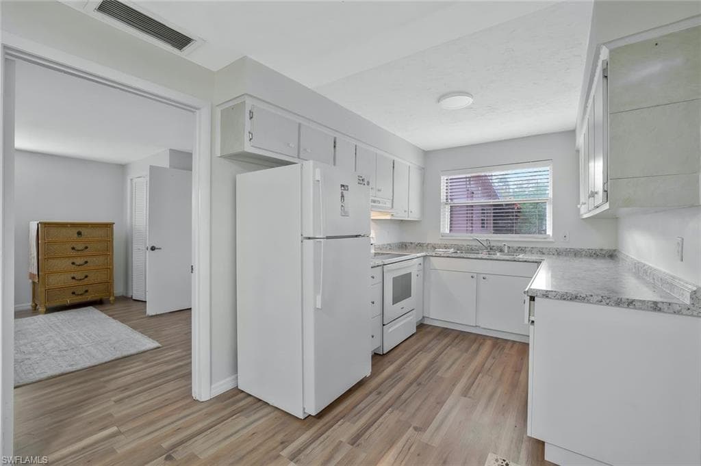 1547 Bembury Dr, Naples, FL 34102-10