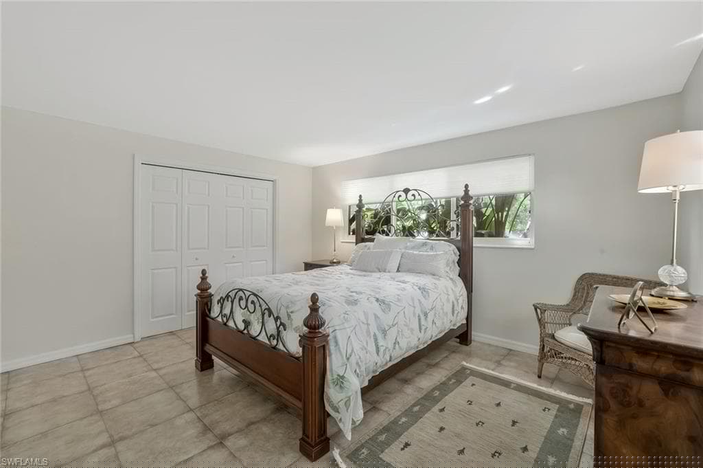 1547 Bembury Dr, Naples, FL 34102-16