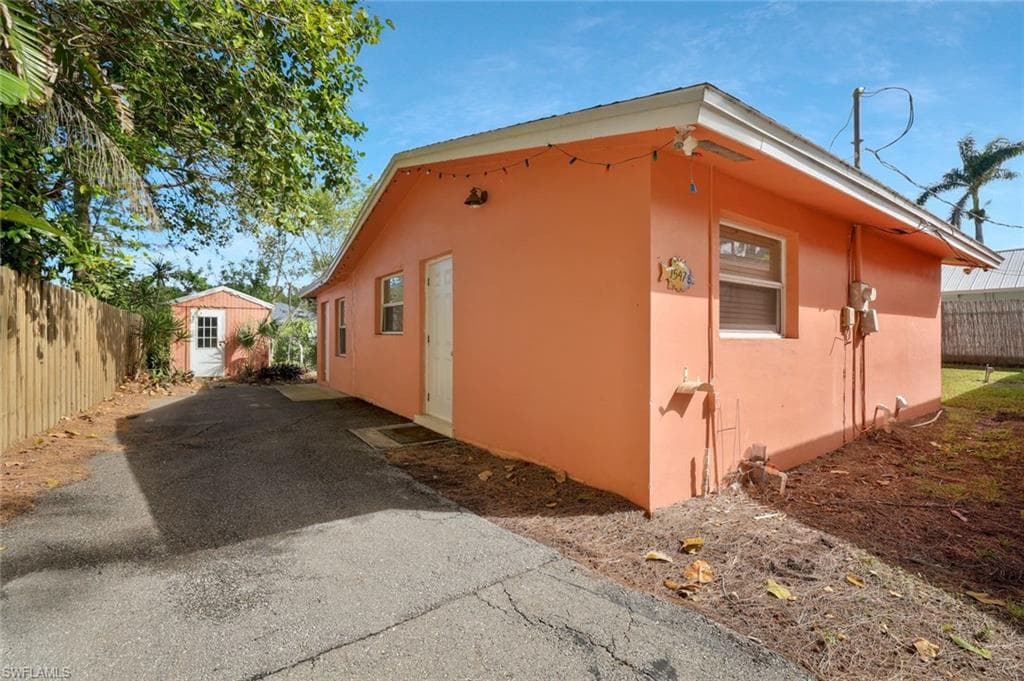 1547 Bembury Dr, Naples, FL 34102-3