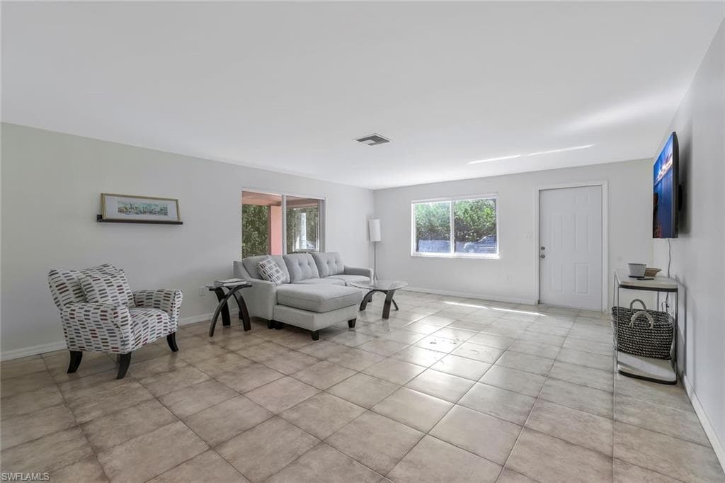 1547 Bembury Dr, Naples, FL 34102-4