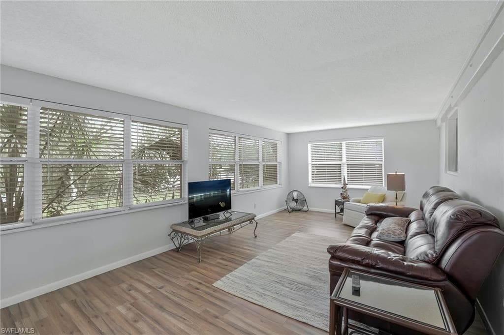1547 Bembury Dr, Naples, FL 34102-7