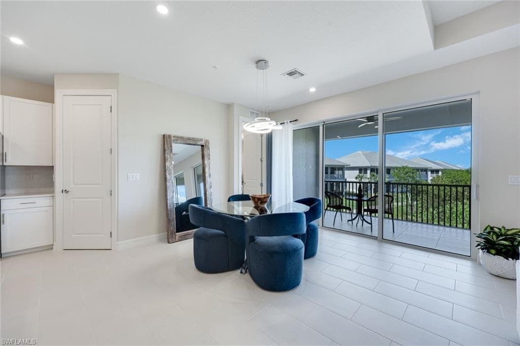 273 Indies Dr E 202, Naples, FL 34114-4