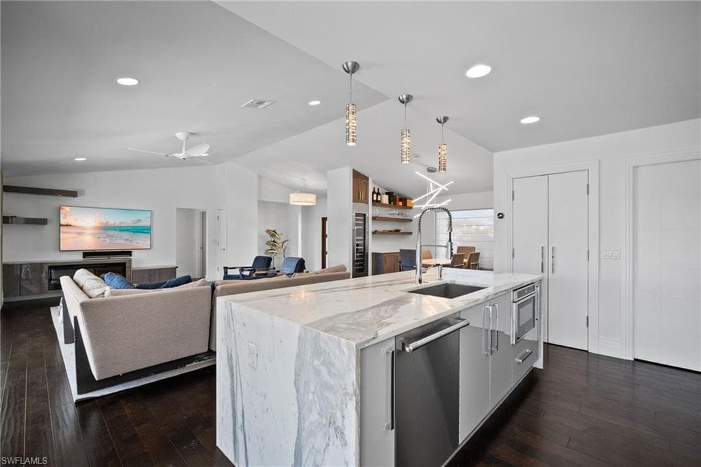 266 Egret Ave, Naples, FL 34108-17